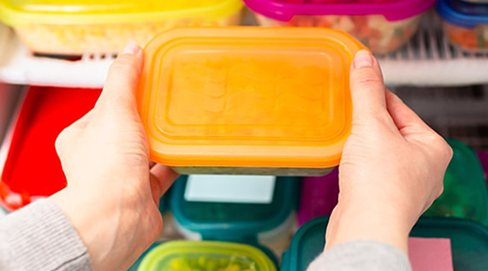 Throw Your Plastic Food Containers Away Immediately If You Notice This