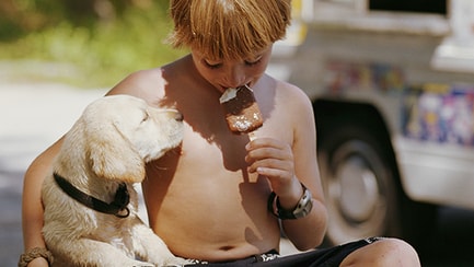 kid eating icecream w puppy